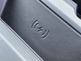 【ワイヤレスデバイスチャージング】ワイヤレス充電が可能になります。ケーブル接続のわずらわしさがなくなり、運転席周りもスッキリします。
