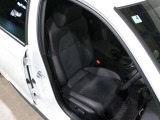 程よい硬さとホールド性が高いシートで長時間運転も快適です。