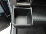 カップホルダーは運転席や助手席からちょうど手の届く位置です!!