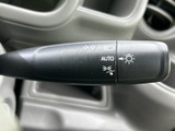 レバーには各操作を示す表示があり、運転席から目に入りやすい位置に配置されています。必要な操作を確認しやすく、日常の運転時にも扱いやすい設計です。