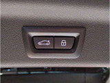 運転中にもオーディオの音量やFMの切り替えなどステアリングでの操作で切り替え可能なため、ステアリングから手を放す必要がない為、運転中でも操作が簡単でございます。