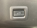 パワーリフトゲートは運転席とリフトゲート側、さらにアドバンストキーでも開閉が可能!開度は無段階にメモリー設定もできます。ゲート内側にタッチセンサーを配置し、手などを挟み込む危険を低減します。