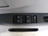 パワーウィンドウスイッチで運転席から全席の窓の開閉ができます。