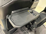 飲み物や食べ物を気軽に置ける格納式シートバックテーブルを、運転席と助手席の背もたれにご用意。車内の休憩も快適です!