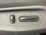 【電動シートの操作スイッチ】シート位置や角度を電動できめ細かに調整可能です。