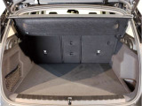 BMWではスペアタイヤが非搭載となるため、スペースは拡大されており、収納スペースとして利用可能。トランクの下にも収納スペースがあり、意外と役に立つスペースでございます。