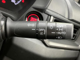 レバーには各種表示があり、操作内容を確認しやすい設計です。運転席から手を伸ばしやすい位置に配置され、周辺の灯火類に関する操作を、日常の運転中にも扱いやすくしています。