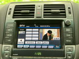 画面上でテレビやラジオなどの項目を確認でき、音源の切り替えや各種設定も見つけやすい表示です。日常の移動中も、必要な操作を画面とボタンで分かりやすく選べる装備です。