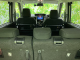 後席背面に操作部が備わり、シートのアレンジに活用できます。荷室側から手が届きやすく、乗車人数や荷物の量に応じて室内空間を調整したいときに便利です。