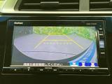 後方の様子を画面で確認でき、車庫入れや駐車時の目安となるガイド線も表示されます。周囲を目視で確かめながら、ゆっくりと後退する際の確認に役立つ装備です。