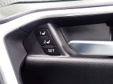 2名分のポジションを記憶・再現してくれる便利なドライビングポジションメモリースイッチ付!運転の交代時もラクですね♪