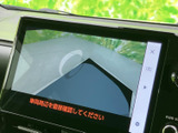 後方の映像を画面で確認でき、駐車時に周囲の状況を把握する目安として役立ちます。画面表示だけに頼らず、目視でも周辺を確認しながら、駐車操作を行える便利な装備です。