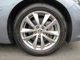 おしゃれは足元から♪♪『225/55RF17インチ』♪♪日産純正アルミホイールをはいております♪♪ランフラットタイヤです♪♪