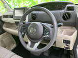 手元にスイッチ類がまとまり、運転姿勢を大きく変えずに操作しやすい構成です。メーターや前方を確認しながら扱いやすく、毎日の運転で便利さを感じられます。