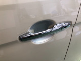 【ドアハンドル】Hondaスマートキーを携帯し、ロックボタン、ドアハンドルを操作することで施錠や解錠ができます。