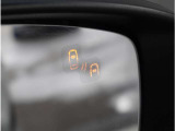 【ブラインドスポットモニタリング】走行中、ドアミラーの死角になりやすい箇所に後続車が接近するとサイドミラーのレンズに警告を表示。ドライバーに注意喚起をしてくれます。