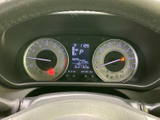 速度計や回転計、中央の表示部がまとまって配置され、運転に必要な情報を確認しやすい構成です。各表示が見渡しやすく、日々の運転を支えます。