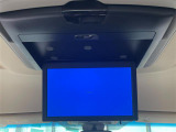 【後席モニター(フリップダウンモニター】後部座席からも、DVDや映画・ライブ映像など様々な動画が楽しめドライブが退屈しません!※機種によって接続できる映像が異なります。
