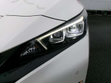 LEDヘッドランプ。夜間ドライブ安心。ハイビームアシスト。ヘッドランプのハイビームとロービームを自動切り替え。常に良好な前方視界の維持をサポート。