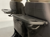 運転席・助手席の背もたれには、2列目シート用にカップホルダー付きの「格納式のシートバックテーブル」を装備しています。休憩時のちょっとした時間などカップを置いたり、小物置きに使えて便利です。