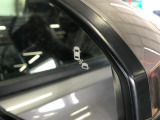 【ブラインドスポットインフォメーション】走行中に、斜め後ろの車を検知すると、ドアミラーのマーク点灯にてお知らせします。