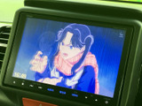 停車中にテレビ番組などの映像を楽しめる画面を備えています。画面上の表示が見やすく、休憩時に車内で過ごす時間を有効に活用したい方にも便利な装備です。