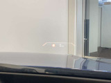 【ヘッドアップディスプレイ】現在の車速表示や目的地へのルート案内やメディア関連のリストを表示する事が可能です。視線移動を減らす事によりドライブに集中して頂けます。