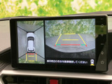 後方映像に加えて車両周辺を上から見た表示があり、駐車時の周囲確認をサポートします。目安となるガイド線も表示され、駐車操作に役立つ装備です。