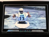 停車中にテレビ映像を視聴できる画面を備えています。待ち時間や休憩のひとときに映像を楽しめるため、車内で過ごす時間の活用にも便利です。視聴は安全な場所に停車してお楽しみください。