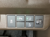 ハンドルの右側にはヘットライトリベライザーとHondaセンシング用のメインスイッチがついています。ヘッドライトリベライザーは道路状況や積荷の加重に応じてライトの高さを調節できます。