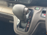 CVT車のセレクトレバーです。低速から高速まで、変速ショックのないスムーズな走りと、エンジン効率のよい領域を維持して燃費にも貢献します。サイドブレーキはスイッチ操作の電子制御パーキングブレーキです。