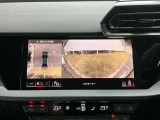 サラウンドビューカメラ装備 車両の4つのカメラから得た映像を合成し、上空から眺めているような映像をモニターに映し出します。車両周辺の歩行者や障害物などの発見に役立ちます。