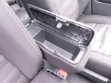 運転席と助手席の間には、蓋付きタイプのコンソールボックス。肘掛けにもなるので、便利です。