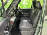 前席は運転席と助手席が並ぶ見通しのよい空間で、座ったまま前方を確認しやすいレイアウトです。落ち着いた色調のシートとすっきりした足元で、ゆったりお過ごしいただけます。