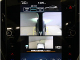 左右のサイドカメラ映像を同時に表示し、車両周囲の死角をしっかりカバー。狭い道や駐車時の接触リスクを減らし、安心して操作できる視界を確保します。