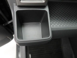 カップホルダーは運転席や助手席からちょうど手の届く位置です!!