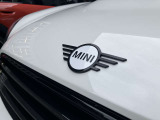 MINI専門のメカニックが、100項目にも上るポイントを徹底的にチェック。交換基準に達した部品があれば、交換整備の後にお客様へご納車致します。