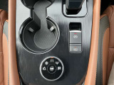 電子パーキングブレーキです。オートホールド機能付なので信号待ちも楽々です。走行モードの切替スイッチです。