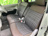 前席にはチェック柄のシートを採用し、落ち着いた色合いで車内全体に統一感があります。座面まわりも見渡しやすく、乗り込む際の確認がしやすい、日常使いに親しみやすい室内です。