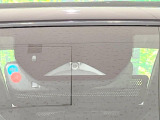 【スマートブレーキサポート】走行中に前方の車両等を認識し、衝突しそうな時は警報とブレーキで衝突回避と被害軽減をアシスト。より安全にドライブをお楽しみいただけます。