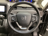 ハンドルにHondaセンシング系のクルーズコントロールやレーンキープアシストなどのスイッチと、オーディオの操作スイッチが装備されています。ハンドルから手を離さず安全に操作できます。
