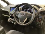 運転席周りのレイアウトをご覧ください。ナビゲーションが綺麗に装着されすっきり収まってますね!
