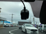 フロントを監視するドライブレコーダーを装備しています。