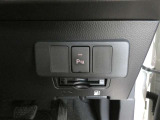 コーナーセンサーを車の前後に装備。障害物までの距離に応じて警告音を変えてお知らせ。縦列駐車時や駐車場・車庫などでの取り回しをサポートします。詳細は販売店スタッフまでおたずねください。
