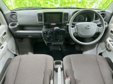 大きなフロントガラスと窓から光が入り、運転席まわりは明るく開放的な印象です。前席はゆったり座れる配置で、シンプルな内装と見通しのよさが日常の移動を支えます。