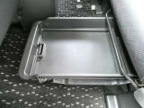 助手席シート下には車検証などが収納できるスライド式の収納BOXがついています。