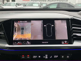 サラウンドビューカメラ装備 車両の4つのカメラから得た映像を合成し、上空から眺めているような映像をモニターに映し出します。車両周辺の歩行者や障害物などの発見に役立ちます。