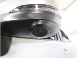 助手席側で見えにくい左前方の映像を、車内のマルチファンクションディスプレイに映し出します。前方への駐車や左寄せ、狭い道でのすれ違いなど、さまざまなシーンで安心して運転できる便利な機能です。