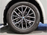 BMWの純正アロイホイールは軽量かつ強度にも優れているホイールで走行性能を引き上げる設計になっております。足元にもBMWは妥協がなくこだわっている個所になります。