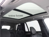 屋根一面まるごととも言える特大サイズのチルトアップ機構付電動パノラマ・ガラス・サンルーフ。晴天時はもちろん、雨天・曇天時にもシェードを開けることで常に開放的な車内空間を実現させてくれます。